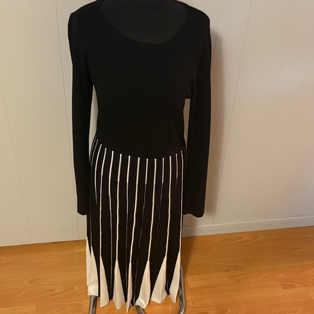 T Tahari Black and White Long Sleeve Sweater Dress NWOT